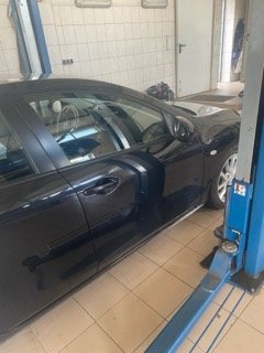 Samochód osobowy na podnośniku w warsztacie Grupa MotoTech, przygotowany do naprawy