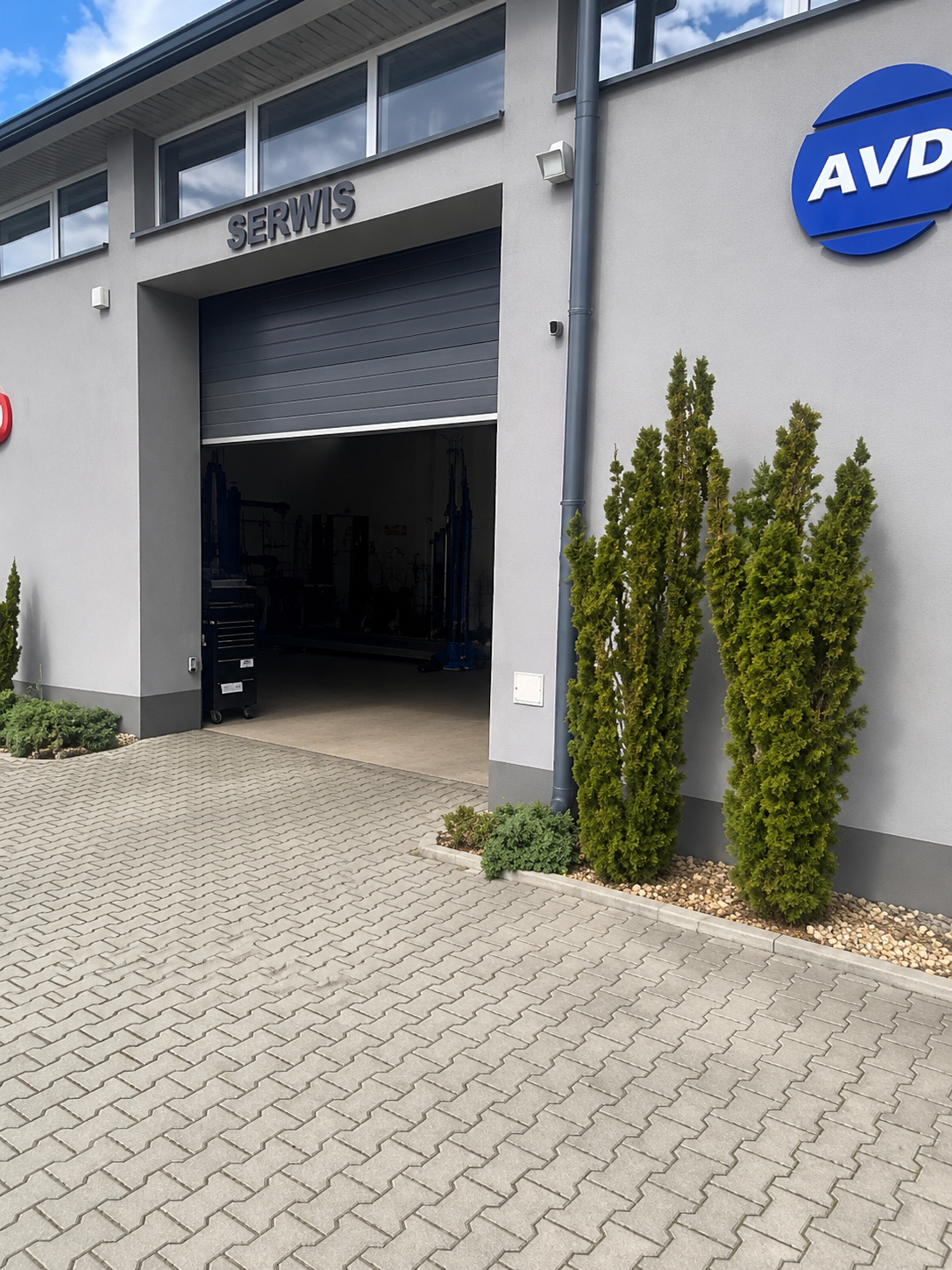 Wjazd do warsztatu Grupa MotoTech w Nowogrodzie